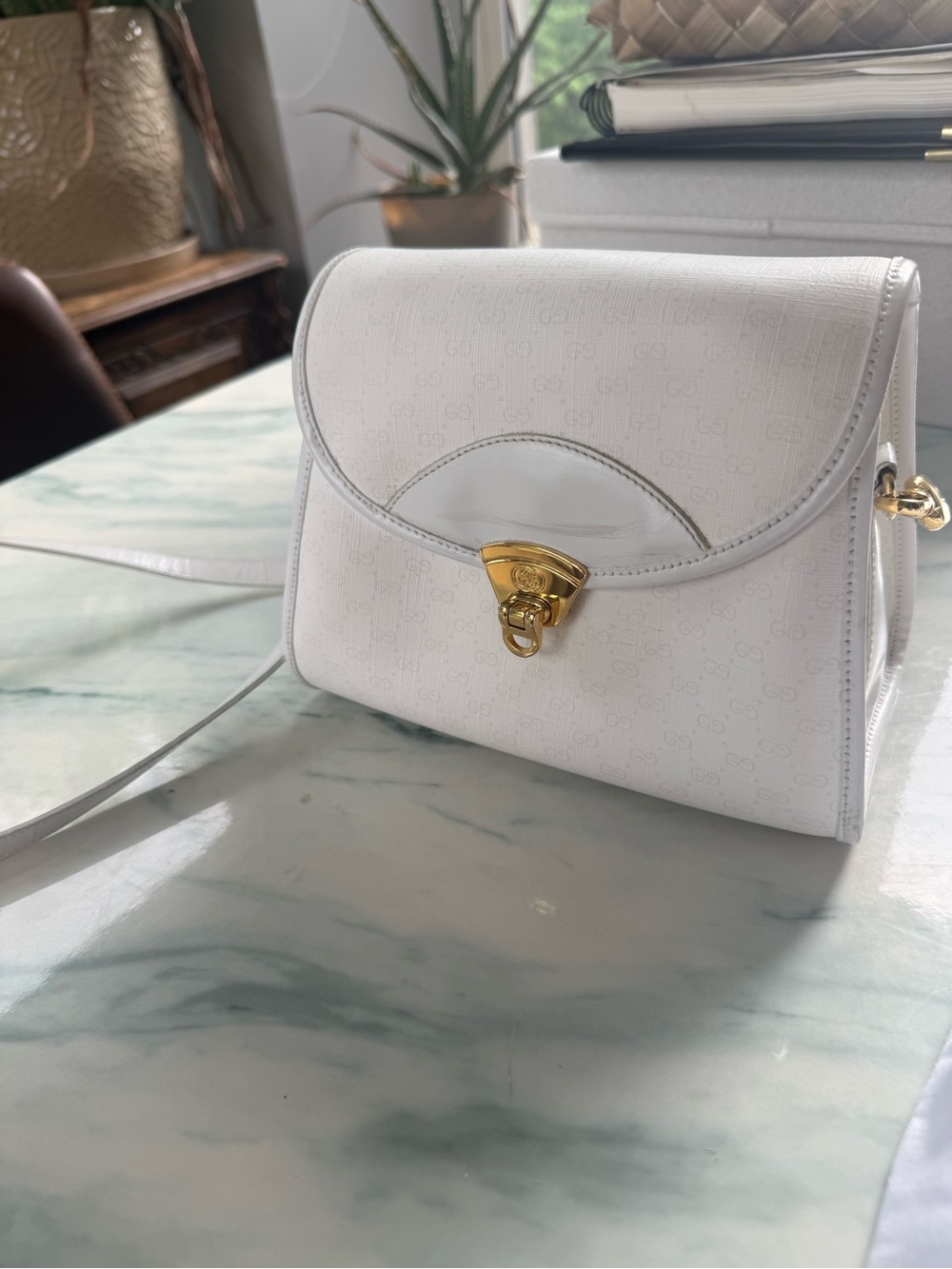Vintage Gucci White Crossbody Bag with Gold Hardware - Picture 2 of 15